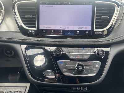 2025 Chrysler Pacifica Hybrid Select